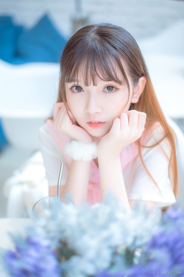 “老爷，马已经准备好了。”管家来到房间外，听着里面低沉的咆哮声，有些胆颤道。